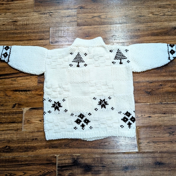 Handmade Hand knit White Cowichan style sweater zipper cardigan - Picture 2 of 7